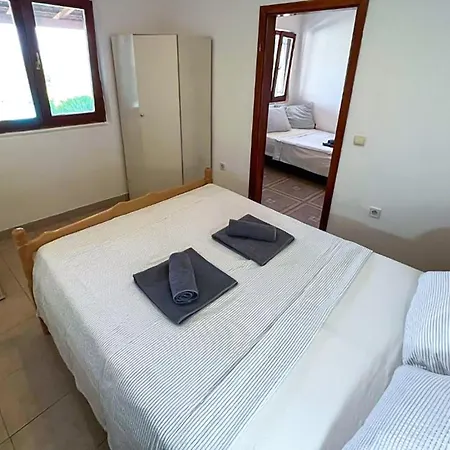 2 Bedroom Gorgeous In Gdinj