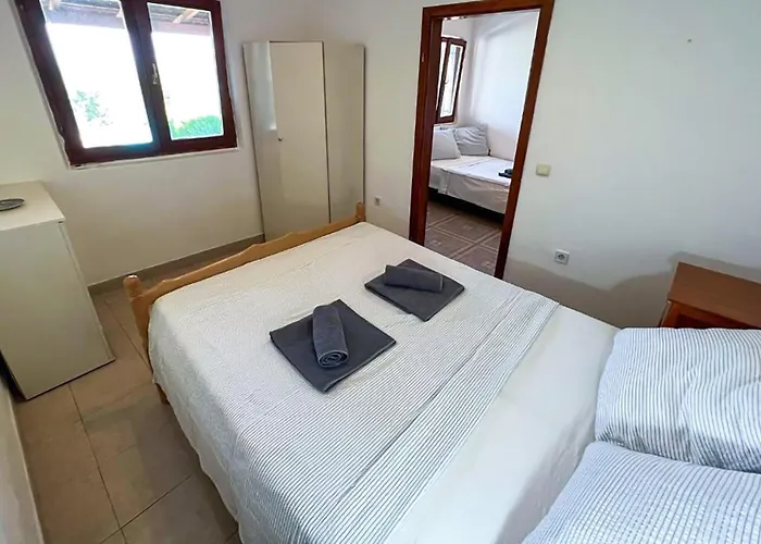 2 Bedroom Gorgeous In Gdinj